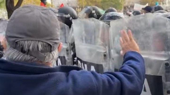 Umirovljenici traže veće mirovine: Tijekom prosvjeda ozlijeđeno više starijih osoba