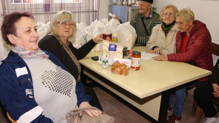 Varaždinski umirovljenici dobili uskrsni paket: Pomoć vrijedna 25 eura