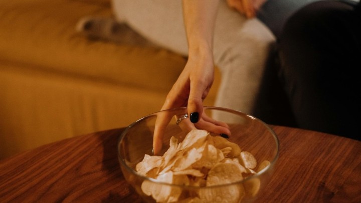 Trgovački lanac iz prodaje povlači grickalice: Neka pakiranja sadrže komadiće drveta