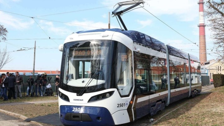 Na ulice Osijeka došao prvi novi tramvaj: Vrijedi 2,3 milijuna eura, a uskoro stižu i drugi