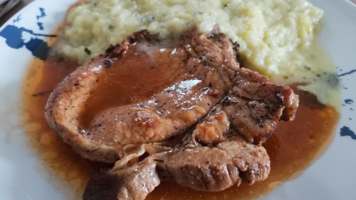 Bakina kuhinja: Mekani samoborski kotleti s umakom od tikvica