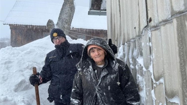 Lički policajci mekog srca: Starijoj ženi očistili snijeg i uljepšali blagdane