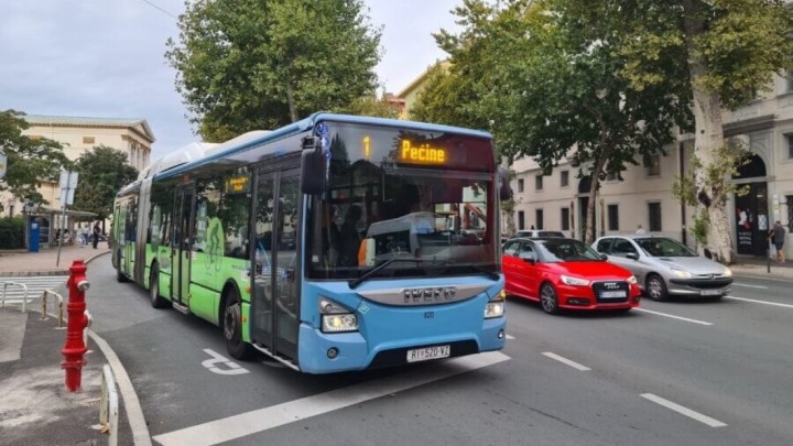 Umirovljenici u Rijeci se i dalje mogu voziti po smanjenim cijenama gradskog prijevoza