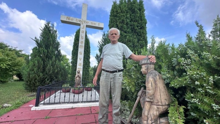 Umirovljenik uredio park i vrt na svojem imanju, koji je zbog jedne stvari postao prava atrakcija