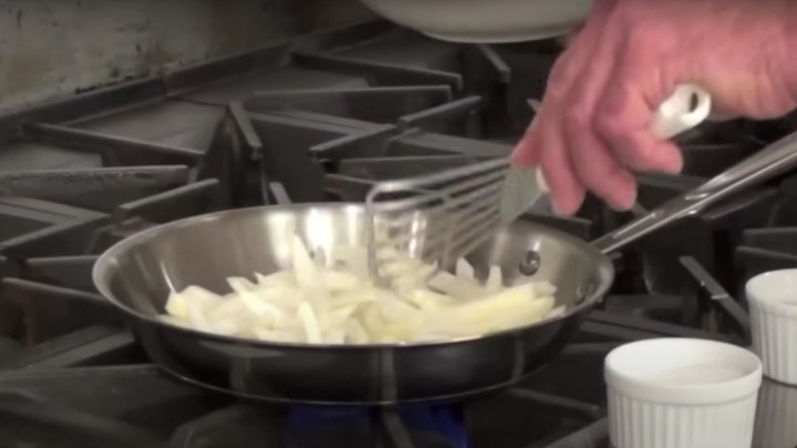 Miris pirjanog luka se uvlači u svaki dio doma: Postoji rješenje za ovaj problem, a imate ga u kuhinji