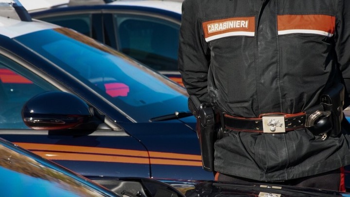 Karabinjeri zatekli umirovljenicu kako spava na ležaljci na plaži i platili joj noćenje u hotelu