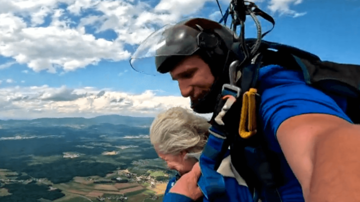 Umirovljenica iz Zagreba ispunila svoju dugogodišnju želju i skočila padobranom