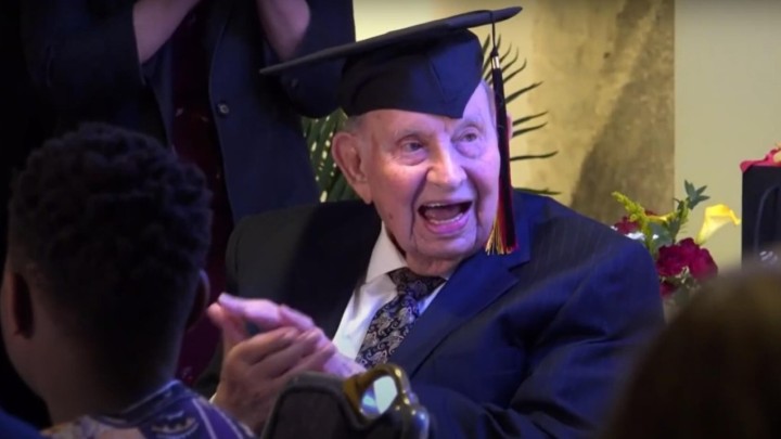 Stogodišnjem veteranu napokon uručena diploma: Prošlo je 60 godina otkako je diplomirao