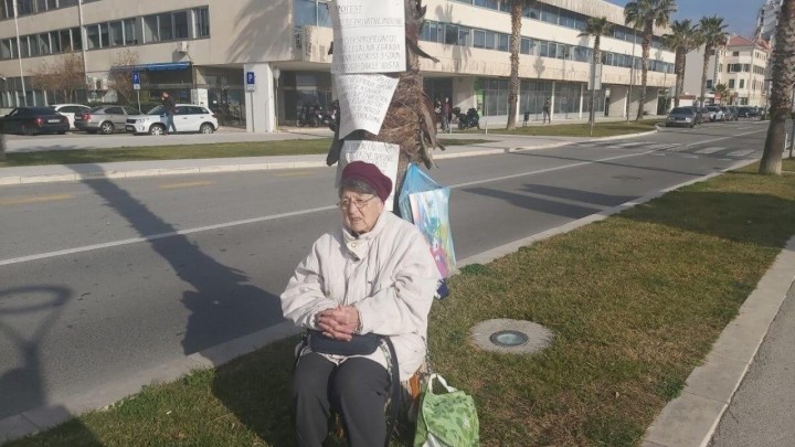 Umirovljenica (77) u Splitu se zbog gubitka stana jučer lancima vezala za palmu ispred gradske uprave