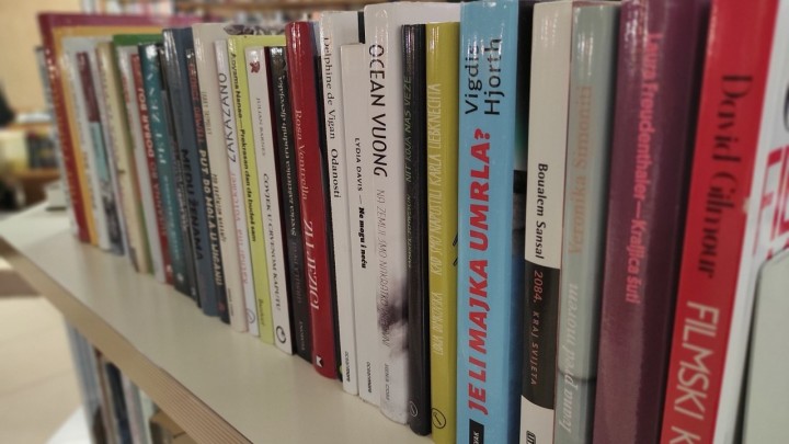 Grad na obali nudi jednu pogodnost za umirovljenike: Prijavite se i posuđujte knjige besplatno u knjižnici