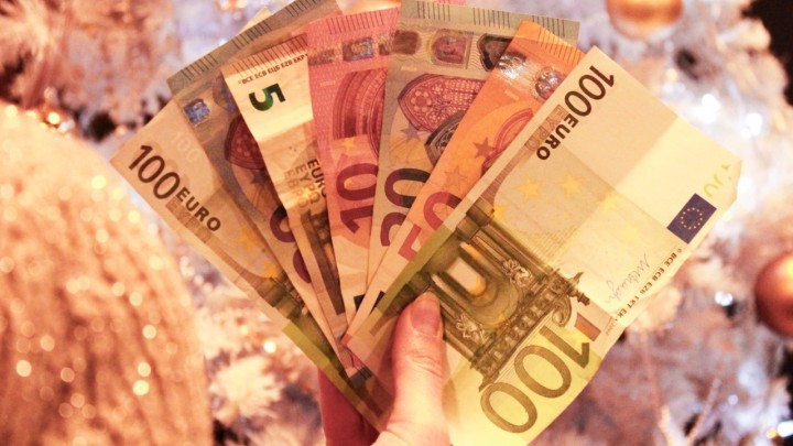 Usporedili smo božićnice za umirovljenike u četiri najveća grada: Kreću se od 15 do 150 eura