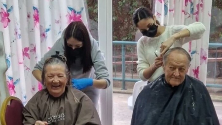 Na mladima svijet ostaje: Buduće kozmetičarke i frizerke darovale korisnike jednog doma za starije