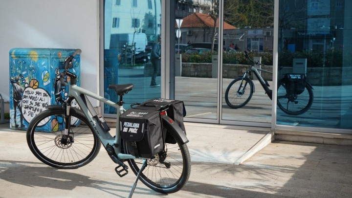 Pedalama do priče: Knjižnica starijim čitateljima knjige dovozi - biciklom