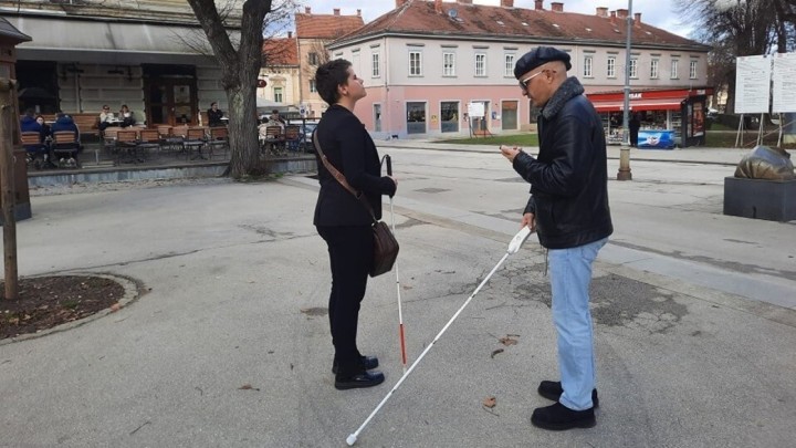 Revolucija kretanja za slijepe osobe: Pametni štap WeWalk maksimalno olakšava život, a ima i mogućnost govora