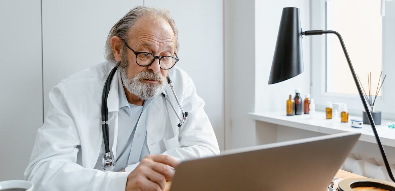 Liječnici koji rade u mirovini: Prosječno imaju 71 godinu, a evo gdje su zaposleni
