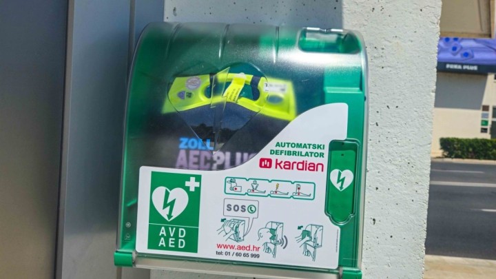 Umirovljenici i srednjoškolci postavili defibrilatore: 'Mogu spasiti život'