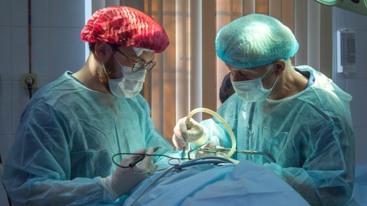 Umjetno srce američkog proizvođača transplantirano je pacijentu koji je čekao organ donora