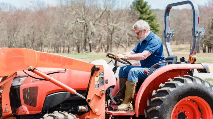 Umirovljenik teško ozlijeđen u voćnjaku: Traktor mu prikliještio dio tijela